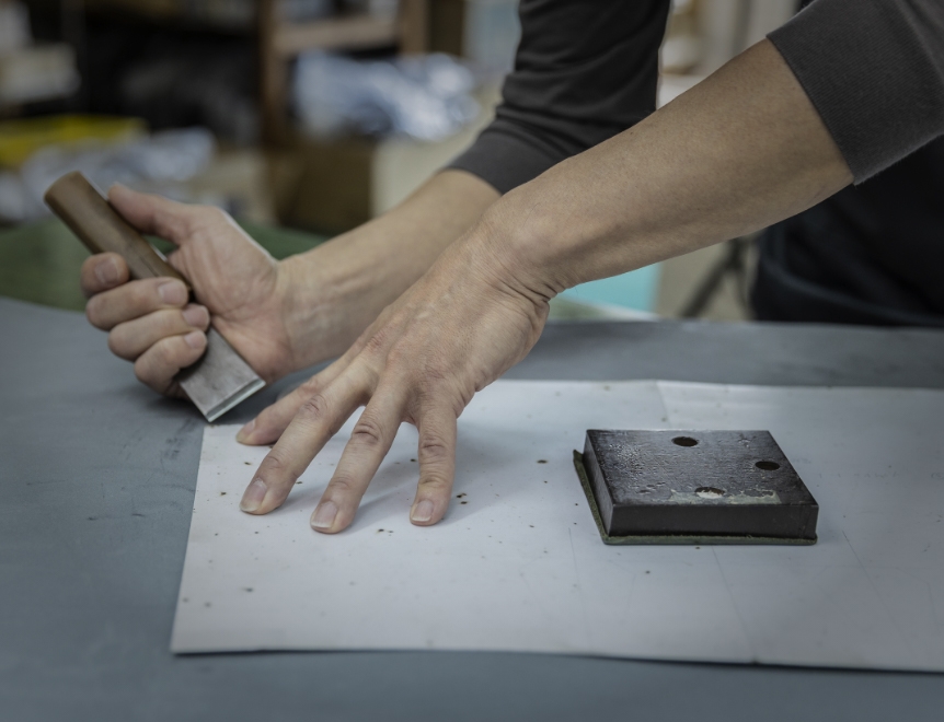 職人が革を加工している手元