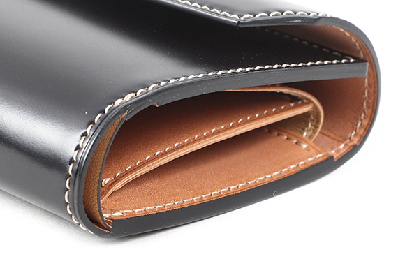 極上のコバと整然と並ぶステッチ