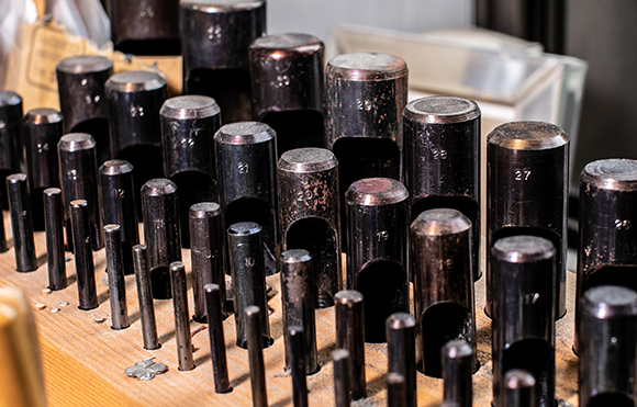 整然と並ぶ、ハトメ抜き