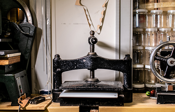 極上のコバと整然と並ぶステッチ